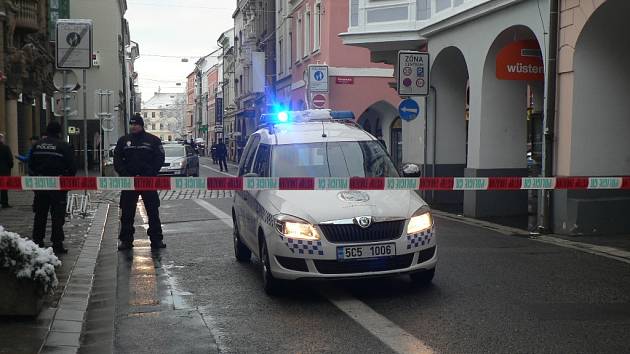 Po nálezu podezřelého kufříku v budově banky v Krajinské ulici uzavřeli policisté v pondělí odpoledne dvě ulice v centru Budějovic.