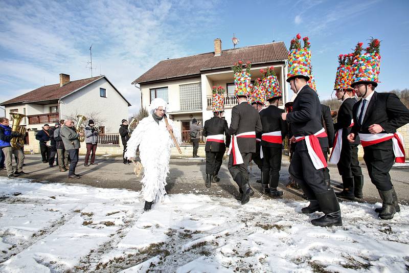 Tradiční doudlebský masopust dozdobili letos i Slunečník, Měsíčník a Větrník.