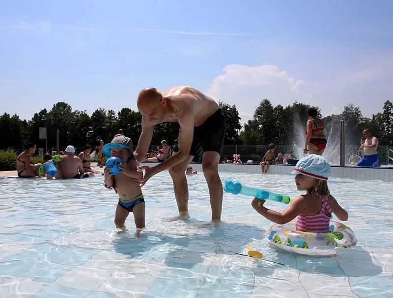 Horké dny přilákaly malé i velké k vodě