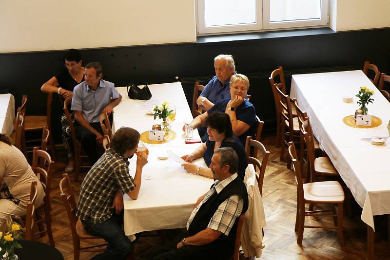 Nový kulturní dům navštívila v rámci prohlídky a ochutnávky snad celá Včelná.