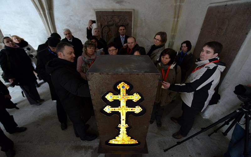 Převor kláštera ve Vyšším Brodě Justin Berka ukázal 26. března novinářům Závišův kříž - jeden z nejvzácnější relikviářů světa. V polovině dubna bude kříž za přísných bezpečnostních opatření přemístěn do nové pancéřované klenotnice vybudované v klášteře.