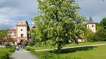 Kratochvíle je renesanční zámek 2 km severozápadně od města Netolice. Byla využívána jako lovecké letní sídlo.