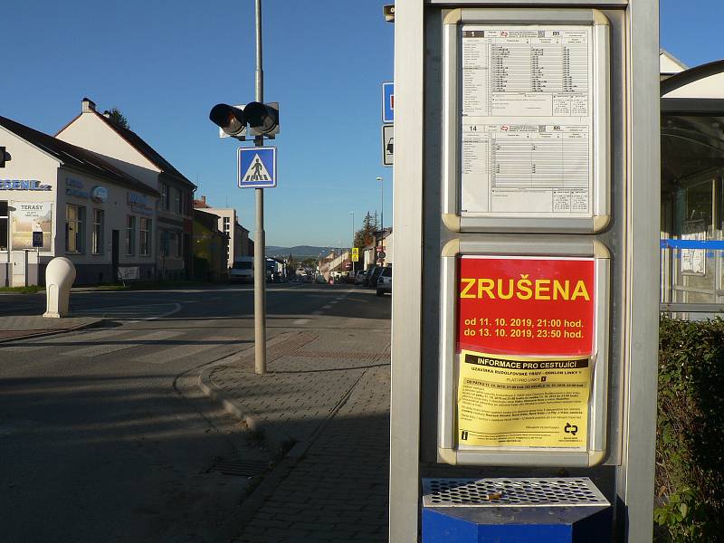 Úplně uzavřena je silnice mezi Českými Budějovicemi a Vrátem. Objížďka je vedena po Okružní ulici, silnici I/34 na Lišov, a u samoty Klauda do Rudolfova a Vráta a v opačném směru. Úplná uzavírka silnice by měla trvat do  neděle 13. října do 23.50 hodin.