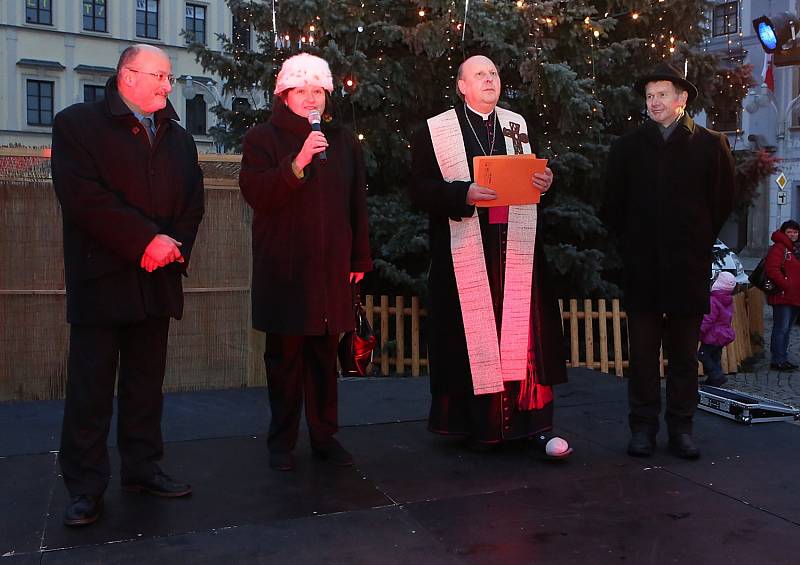 Tři králové zahájili na českobudějovickém náměstí sbírku Městské charity