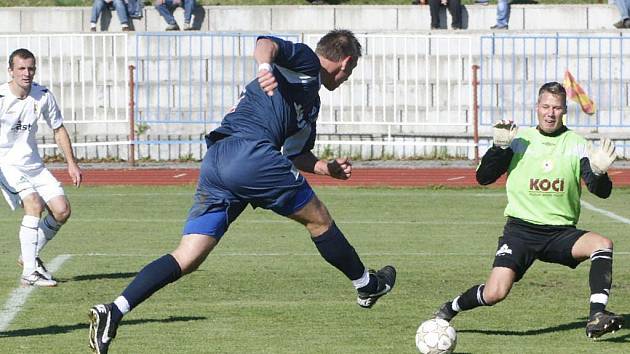 Písečtí fotbalisté před týdnem prohráli v České Lípě 0:3 (na snímku zasahuje brankář Vít Pešula), v neděli by si proti Roudnici rádi spravili chuť.