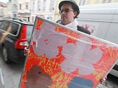 Zhruba 130 prací Andyho Warhola, jejichž pojistná hodnota je několik desítek milionů, přivezli ve čtvrtek z Prahy zástupci Alšovy jihočeské galerie. Ta ikoně pop artu uspořádá velkou výstavu, jež začne v červenci na Hluboké.
