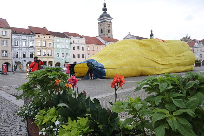 Čtyři horkovzdušné balony vzlétly ve čtvrtek v ranních hodinách z českobudějovického náměstí Přemysla Otakara II.