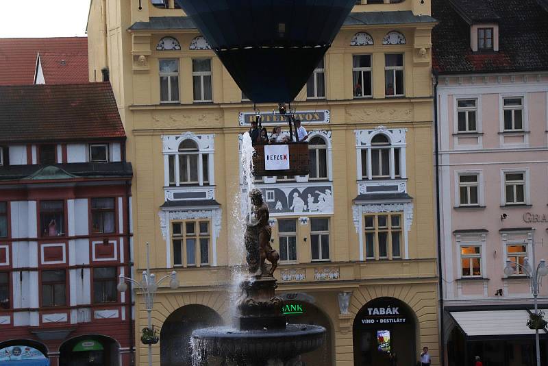 Čtyři horkovzdušné balony vzlétly ve čtvrtek v ranních hodinách z českobudějovického náměstí Přemysla Otakara II.