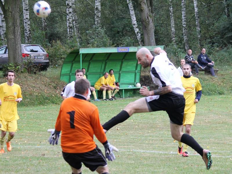 Koloděje (ve žlutém) v derby porazily Chrášťany 3:1 a mají na kontě první vítězství. Jan Kubíček dal hattrick.