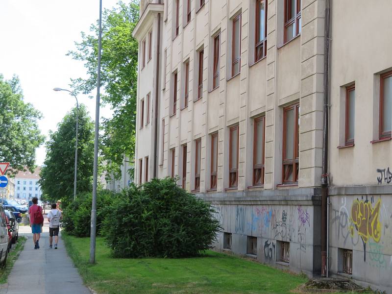 Z budovy SPŠ v Dukelské ulici v Českých Budějovicích ve středu 16. června brzy ráno vyskočil mladík. Pravděpodobně se chtěl dobrovolně připravit o život.