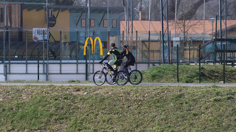 Lidé v parcích,u zámku Hluboká a českovrbenských rybnících