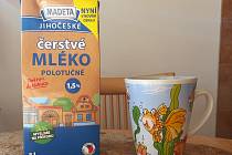 Jihočeská mlékárna Madeta vrací na pulty obchodů čerstvé mléko. Vyrábí se na nové lince v Pelhřimově.