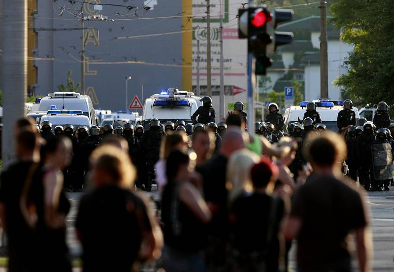 Při protiromském shromáždění na českobudějovickém sídlišti Máj zadrželi policisté 13. července dvě až tři desítky radikálů, kteří sídliště navzdory policejním výzvám odmítali opustit.