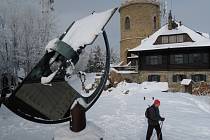 Převaha slunečních dní na vrcholu Kleti (1084 m.n.m.), v průměru 2012 hodin za rok, což znamená 5,5 h, den co den, předurčila toto místo pro astronomická pozorování.