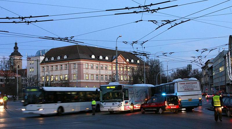 V ranních hodinách se na namrzlé vozovce na Senovážném náměstí v Českých Budějovicích srazily dva autobusy.