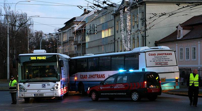 V ranních hodinách se na namrzlé vozovce na Senovážném náměstí v Českých Budějovicích srazily dva autobusy.