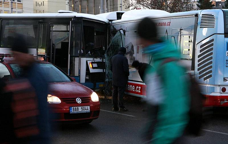 V ranních hodinách se na namrzlé vozovce na Senovážném náměstí v Českých Budějovicích srazily dva autobusy.