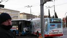 V ranních hodinách se na namrzlé vozovce na Senovážném náměstí v Českých Budějovicích srazily dva autobusy.