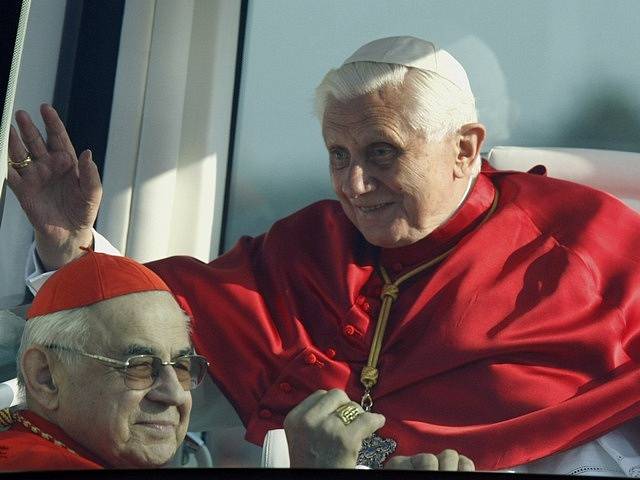 Kardinál Miloslav Vlk a papež Benedikt XVI. při jeho návštěvě České republiky v roce 2009.