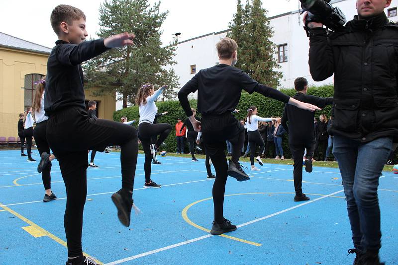 Studenti Gymnázia Česká nacvičili spartakiádní sestavu.