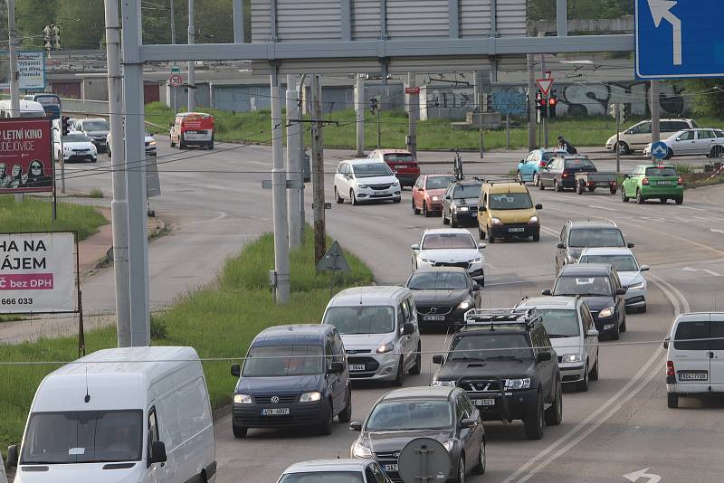 Rekonstrukci ulice Strakonická v Českých Budějovicích doprovázely loni dopravní komplikace.