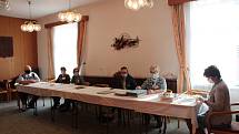 Do budovy úřadu Městyse Dolního Bukovska přišli první voliči v sobotu v osm hodin ráno.