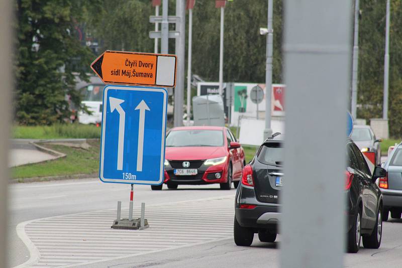 Českobudějovická ulice Na Dlouhé louce s omezeným provozem v sobotu dopoledne. Do Čtyř Dvorů vede objížďka přes kruhový objezd u Kauflandu.