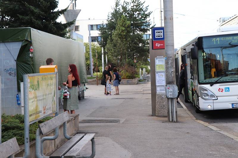 Českobudějovická Pražská třída bez kovových konstrukcí, které se nacházely nad chodníkem poblíž křižovatky s Pekárenskou ulicí.