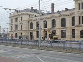 Práce na rekonstrukci odbavovací budovy vlakového nádraží v Českých Budějovicích a prostoru před nádražím.