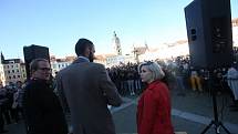 Na budějovické náměstí ve středu po 18. hodině přišli demonstranti. V protestu proti Andreji Babišovi a Miloši Zemanovi je podpořili i někteří politici.