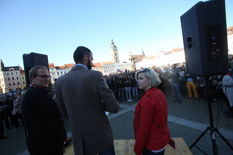 Na budějovické náměstí ve středu po 18. hodině přišli demonstranti. V protestu proti Andreji Babišovi a Miloši Zemanovi je podpořili i někteří politici.