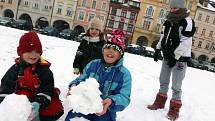 Děti sníh prostě zbožňují. Stanislava Kašparovská bydlí na náměstí Přemysla Otakara II., a tak se i s dětmi Samantou, Elenou, Denisem a Kačenkou vydala ven užít si čerstvého přídělu.