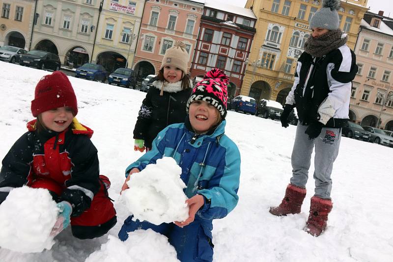 Děti sníh prostě zbožňují. Stanislava Kašparovská bydlí na náměstí Přemysla Otakara II., a tak se i s dětmi Samantou, Elenou, Denisem a Kačenkou vydala ven užít si čerstvého přídělu.