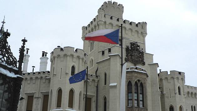 Unijní ministry budou před zámkem vítat vlajky České republiky a Evropské unie. Na hlubocké radnici zase budou vlát vlajky České republiky a města Hluboká nad Vltavou.