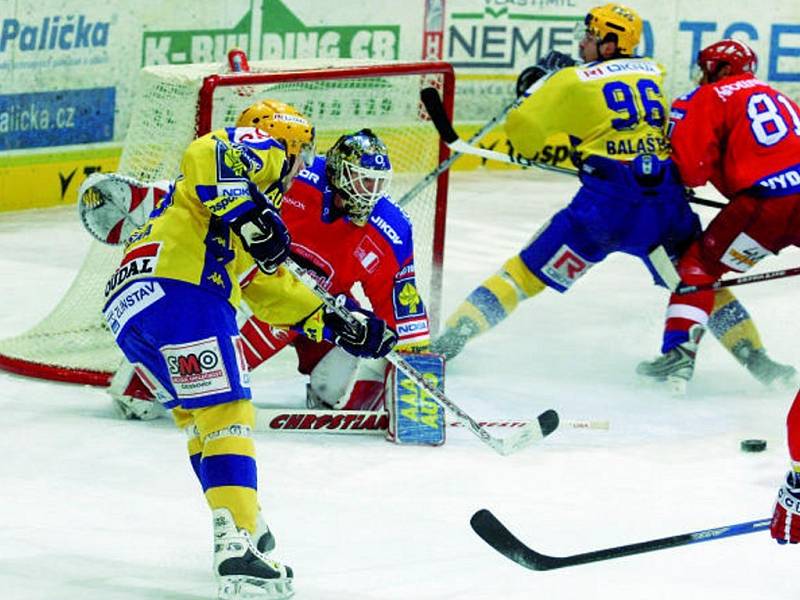 Brankář HC Mountfield Roman Turek řeší nebezpečnou situaci před svou brankou. Ta dopadla stejně jako celý zápas – vítězně. Budějovice porazily Zlín 4:2.