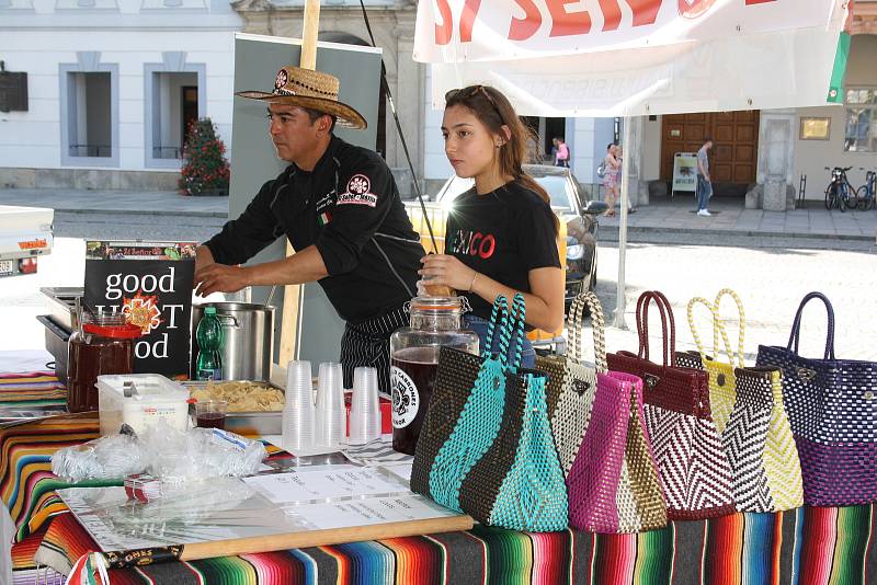 Českobudějovické náměstí se přeneslo v pátek odpoledne do Mexika. Lidé tu poznali tamní kulturu a ochutnali místní speciality.