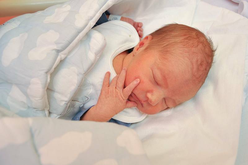 Sebastian Vít, Svéradice.Rodiče Lenka a Miloš se radují z prvorozeného syna. Chlapeček se narodil 14.12.2021 v 15.52 hodin a vážil 2850 g.