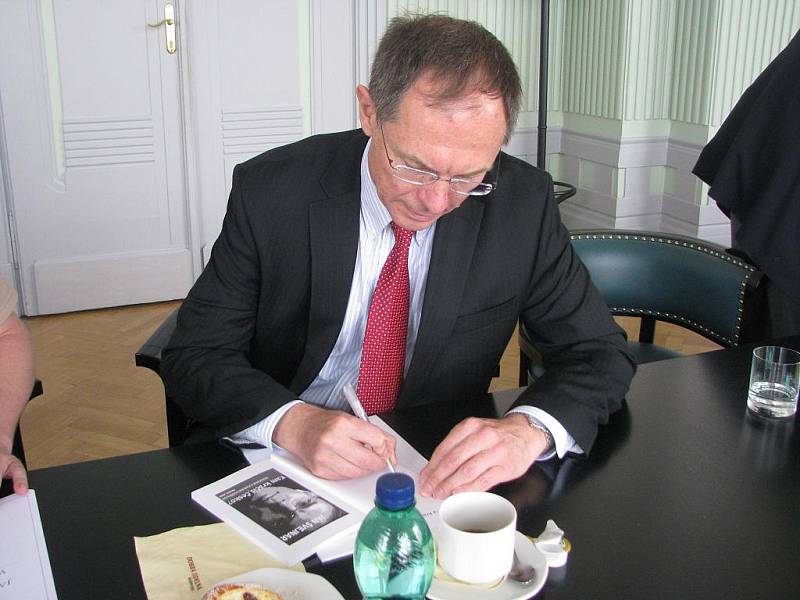 Profesor Jan Švejnar v pondělí navštívil České Budějovice. 