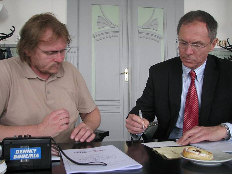 Profesor Jan Švejnar v pondělí navštívil České Budějovice. 