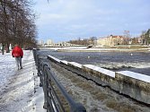 Zvýšená hladina na Vltavě v Českých Budějovicích. Jiráskův jez a Dlouhý most.