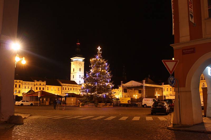 Vánoční strom na českobudějovickém náměstí Přemysla Otakara II. byl slavnostně rozsvícen v sobotu 28. listopadu.