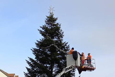V Českých Budějovicích začalo zdobení vánočního stromu, ostatní světelné prvky už jsou většinou rozmístěné.