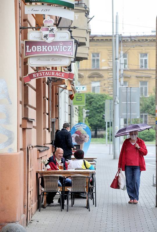 Restaurace otevřely své předzahrádky. Z restaurace U Koníčka nevyhnal hosty ani lehký déštíček.