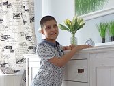 Ještě nedávno devítiletý Daneček sotva seděl. Teď je možnost, že by jednou mohl sám chodit. Hodně mu pomáhá léčba na Slovensku, která je však finančně nákladná.