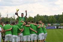 POHÁR pro vítěze I. A třídy zvedli hráči Malše nad hlavu po vítězství 6:1 nad Čkyní. Foto: Lenka Průchová