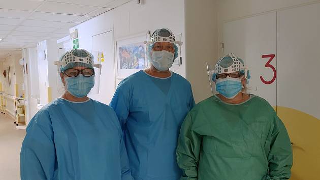 Tým zdravotníků infekčního oddělení českobudějovické nemocnice léčil nakažené koronavirem. Primářem infekčního oddělení českobudějovické nemocnice je Aleš Chrdle (na snímku uprostřed).