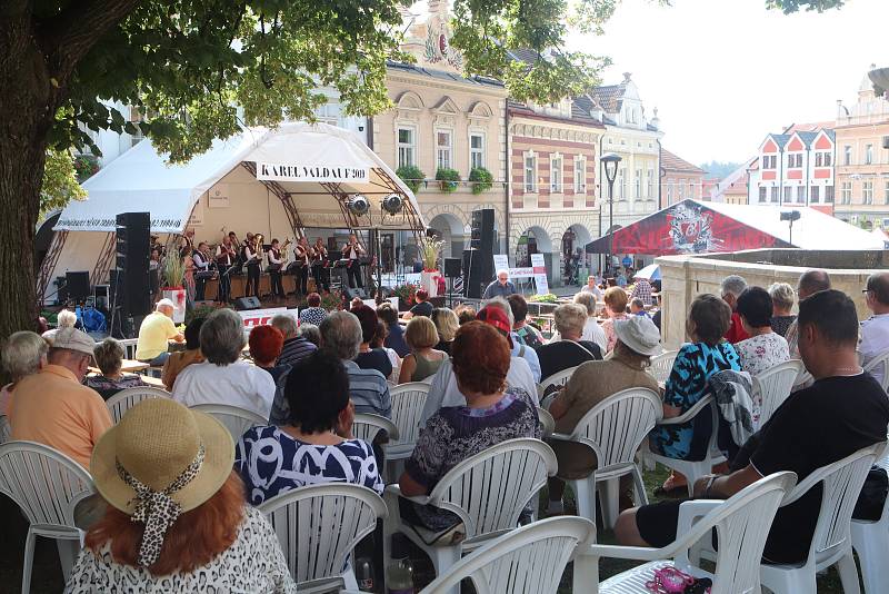 Žižkovo náměstí v Trhových Svinech zaplnily od pátku do neděle davy lidí, aby si poslechly Festival dechových hudeb Karla Valdaufa 2019.