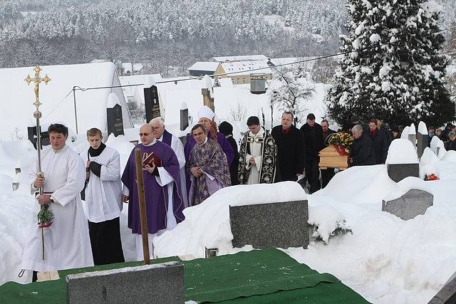 Pohřeb Jiřiny Jiráskové v Malenicích.