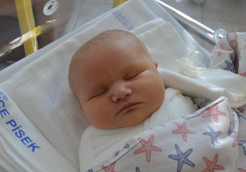 Emily Chánová, Prachatice. Dcera Emilie a Lukáše Chánových se narodila 29. 6. 2022 v 18.54 hodin. Při narození vážila 4000 g a měřila 52 cm.