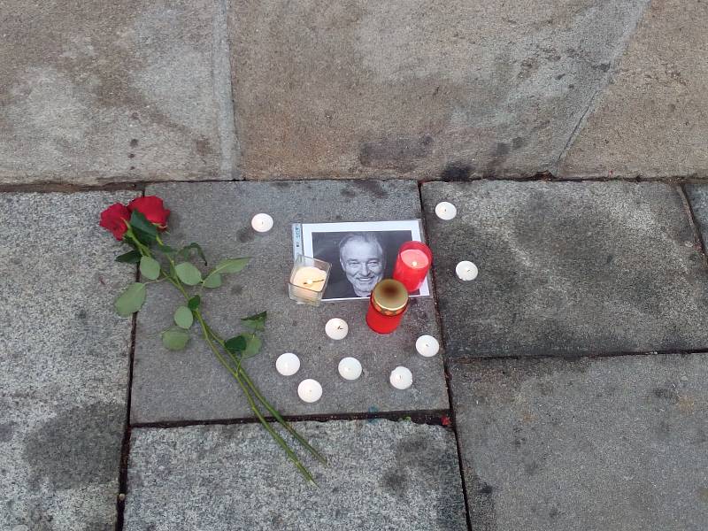 Lidé zapalují svíčky a nosí květiny pod českobudějovickou radnici za zesnulého Karla Gotta.